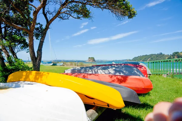 Upturned Colourful Dinghy Kayak Northland Beach — Stock Photo, Image