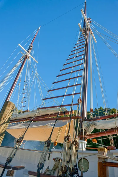 マーランギ川のウォーターフロントの桟橋に沿って係留された昔ながらの帆船の右とはしごのマスト — ストック写真
