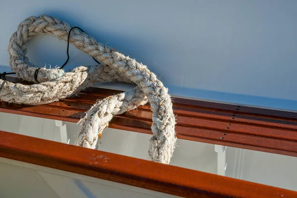 Eski Yıpranmış Halat Teknenin Yan Tarafında Yatıyor Yakın Plan — Stok fotoğraf
