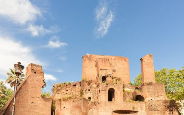 Roma tuğlası Alexander Severus 'un popüler turistik cazibesini yerle bir etti.