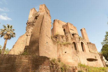 Roma tuğlası Alexander Severus 'un popüler turistik cazibesini yerle bir etti.
