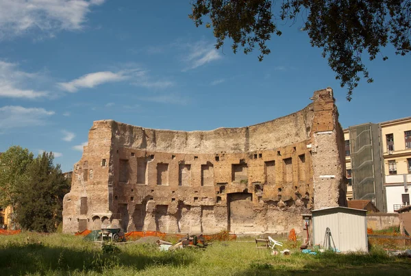 Halfcirkelvormige Bakstenen Ruïnes Van Buitenkant Van Baden Van Trajanus Rome — Stockfoto