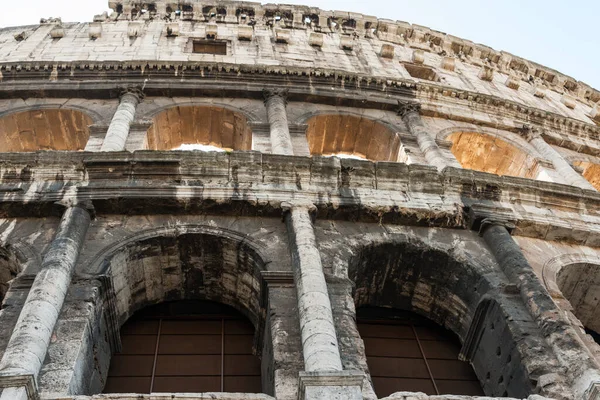 Колизей Известный Почерневший Грязный Экстерьер Знаменитой Древней Арены Рим Италия — стоковое фото