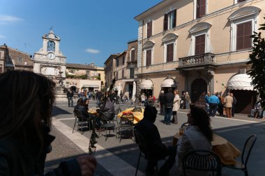 Sutri İtalya 17 Nisan 2011; Tipik antik İtalyan kasabası Sutri 'de şehir meydanı sokak manzarası.