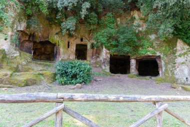 Etrüsk Ortaçağ mağaraları antik İtalyan kasabası Sutri yakınlarında.