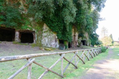 Etrüsk Ortaçağ mağaraları antik İtalyan kasabası Sutri yakınlarında.