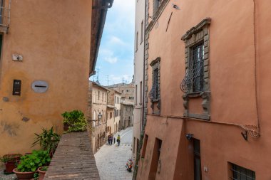 Volterra İtalya - 21 Nisan 2011; İtalya 'nın duvarlarla çevrili Volterra kentinde sokak ve şerit manzarası aşağıda