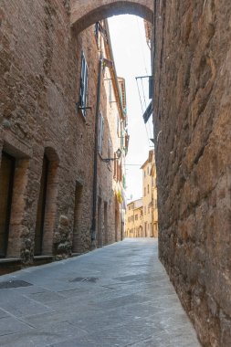 Volterra İtalya - 21 Nisan 2011; İtalya 'nın duvarlarla çevrili Volterra kentinde sokak ve yol manzarası