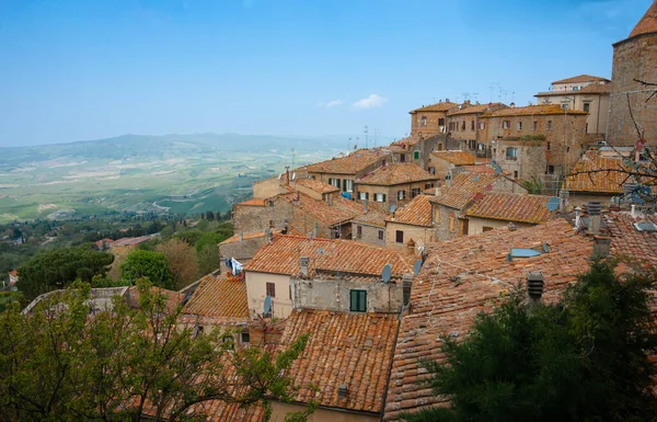 特徴Volterraの城壁都市のテラコッタの屋根と農村部のイタリアの風景の見通し — ストック写真