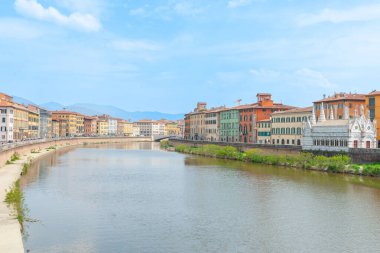 Pisa İtalya - 24 Nisan 2011; İtalya 'nın Pisa kentinden akan nehir