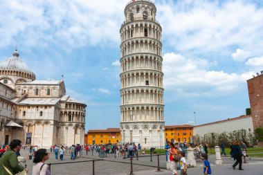 Pisa İtalya - 24 Nisan 2011; Pisa Katedrali 'nin yanındaki ünlü Eğik Pisa Kulesi' nin etrafında meydanda editör-turistler.