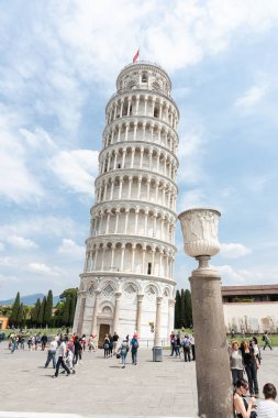Pisa İtalya - 23 Nisan 2011; Meşhur Eğik Pisa Kulesi 'nin meydanında sütun ve turistler üzerine vazo