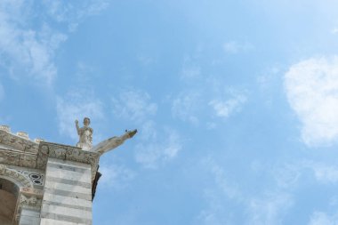 İtalya 'da ortaçağ kilisesinin üst köşesinde canavar köpek su birikintisi..