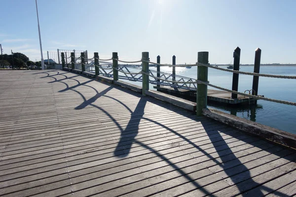 陶兰加市水边的绳索和立柱的影子图案 — 图库照片