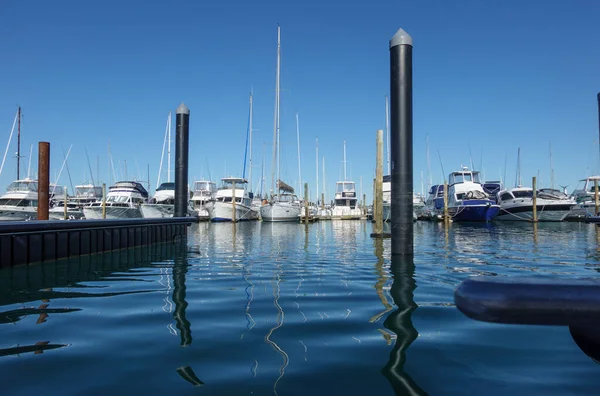 用停泊的豪华船在蓝色海水中反映的码头停泊情况 — 图库照片