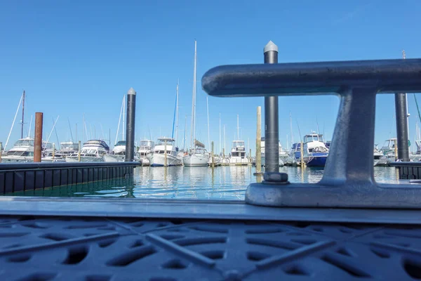码头上停泊着豪华游艇 码头上挂着船柱 船身轮廓上挂着船柱 在蓝色的水面上映衬着码头上的船柱 — 图库照片