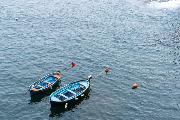 Πάνω Άποψη Δύο Γαλάζιες Παραδοσιακές Ψαρόβαρκες Της Μεσογείου Αγκυροβολημένες Παρακάτω — Φωτογραφία Αρχείου