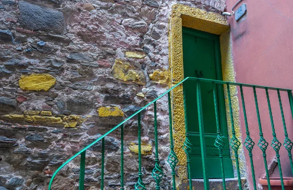 Old Closed Green Door Yellow Surround Stone Wall Pink Wall — Stock Photo, Image
