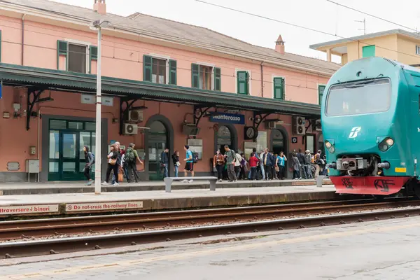 Monterosso Italy April 2011 Train Pulls Railway Station Platform Cinque — Stock Photo, Image