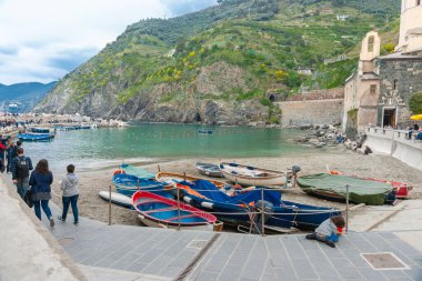 Vernazza İtalya - 24 Nisan 2011; Piazza Marconi rıhtımındaki turistlerin manzarası.