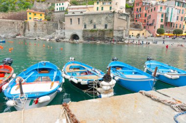 Vernazza İtalya - 24 Nisan 2011; Cinque Terre balıkçı köyü ve popüler turizm beldesi.