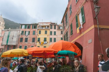 Vernazza İtalya - 24 Nisan 2011; İtalya Cinque Terre 'de turist ve şemsiyelerle dolu popüler turizm beldesi Piazza Marconi
