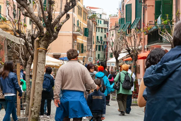 モンテレッソ イタリア2011年4月24日 父と息子はチンクテルレの小さなイタリアの村で混雑した都市の通りを歩いてください — ストック写真
