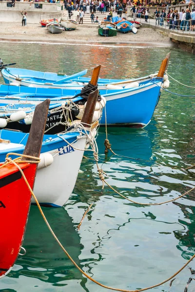ヴェルナッツァイタリア 2011年4月24日 チンクテルレ漁村と人気の観光地で係留または縛られた趣のあるヨーロッパのボート — ストック写真