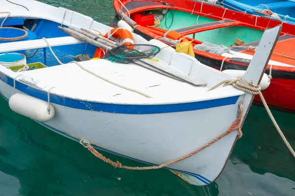 ヴェルナッツァイタリア 2011年4月24日 チンクテルレ漁村と人気の観光地で係留または縛られた趣のあるヨーロッパのボート — ストック写真