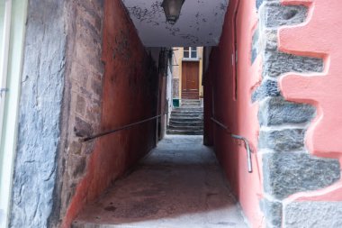 Basamaklar ve evler odak noktasının sonunda odak noktası dışında tipik bir İtalyan köyünde..