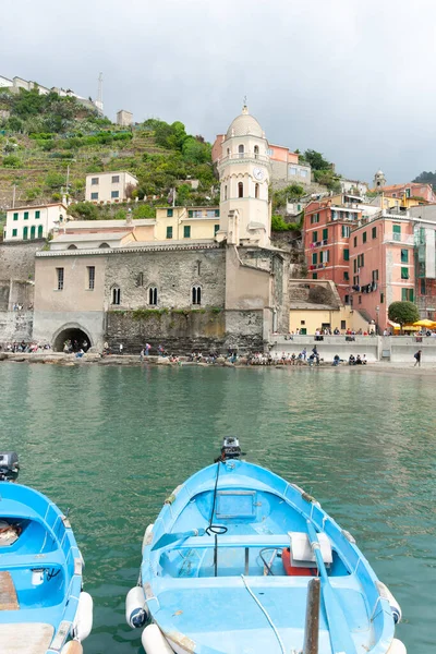 Vernazza Italy Квітня 2011 Закриття Європейських Рибальських Човнів Зовнішнім Мотором — стокове фото