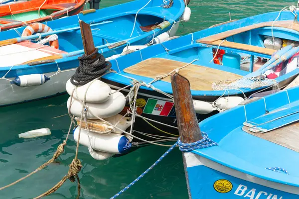 ヴェルナッツァ イタリア 2011年4月25日 チンケ ターレに係留された趣のあるヨーロッパスタイルの漁船の閉鎖伝統的な釣りや人気の観光村 — ストック写真