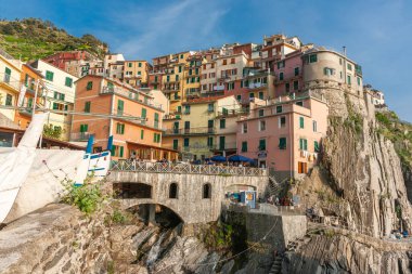 Manarola İtalya - 25 Nisan 2011; Manarola 'nın eski balıkçı köyleri Akdeniz' in yukarısındaki kayalık yamaçlarda inşa edilmiştir..