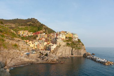 Manarola İtalya - 25 Nisan 2011; Geleneksel renkli Akdeniz yamacı balıkçı köyü teras evleri Cinque Terre 'de kayalıkların kenarına inşa edildi