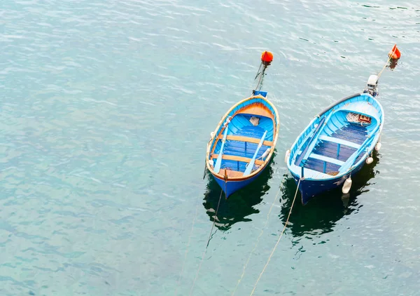 Δύο Γαλάζιες Παραδοσιακές Ξύλινες Ψαρόβαρκες Αγκυροβολημένες Στη Θάλασσα — Φωτογραφία Αρχείου