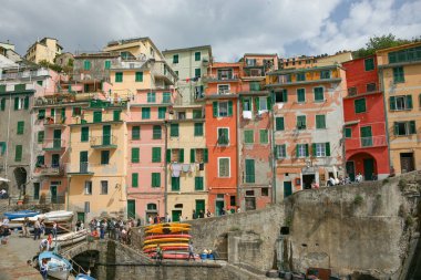 Riomaggiore İtalya 26 Nisan 2011; Tarihi İtalyan balıkçı köyünde bakımsız cepheler.