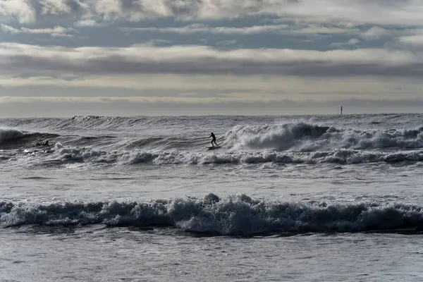 Tauranga Nueva Zelanda Junio 2023 Pequeña Figura Surfista Mar Salvaje — Foto de Stock