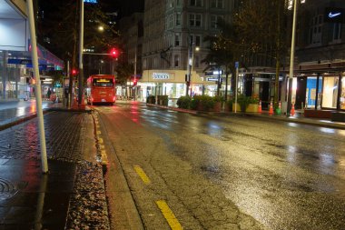 Auckland Yeni Zelanda - Temmuz 12023; Yağmurlu gece ve ıslak şehir sokağı sabah karanlığında şehir canlanmadan önce.