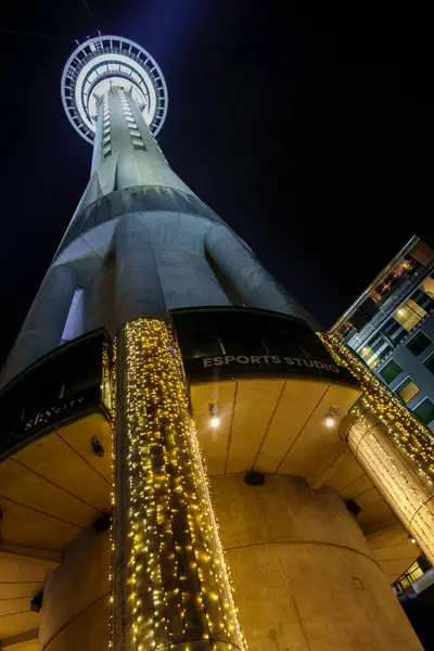 Auckland New Zealand July 2023 Sky Tower Illuminated Reaching Night — Stock Photo, Image