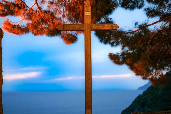 Crucifixo Religioso Debaixo Árvore Encosta Costeira Cinque Terre Itália — Fotografia de Stock