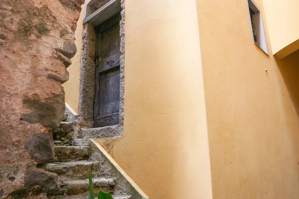 이탈리아의 마을에 누렇게칠 문까지 콘크리트 계단을 올라가다 — 스톡 사진