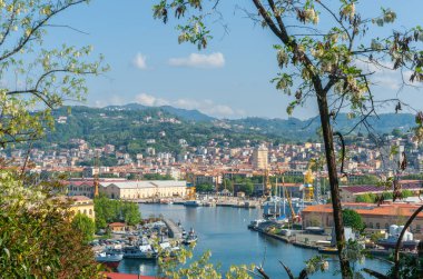 La Spezia İtalya 27 Nisan 2011; Liman ve şehir La Spezia 'yı izliyor