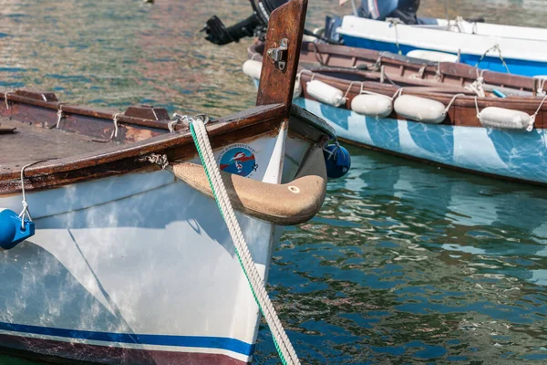 ポルト ヴェネーレイタリア 2011年4月27日 中世の漁村で船体にステッカーで係留されたクローズアップボート — ストック写真