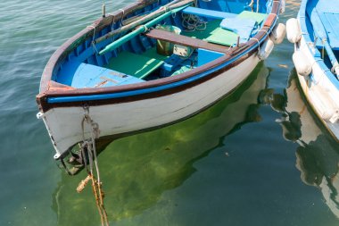 Portovenere, İtalya 'da geleneksel balıkçı teknesi halatla bağlanmış..