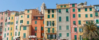 12. yüzyıl İtalyan kenti Porto Venere 'de renkli teras tarzı evler..