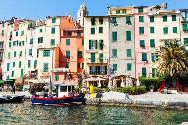 Porto Venere İtalya - 27 Nisan 2011; Rıhtım rıhtımı tekne, kafe ve barları renkli teras evlerinin altında.