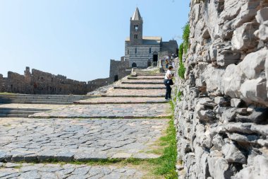 Portovenere İtalya - 27 Nisan 2011; Saint Peter Kilisesi 'ne ve ortaçağ harabelerine giden yol ve adımlar.