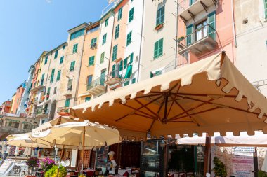 Portovenere İtalya - 27 Nisan 2011; Tipik İtalyan kıyı evleri ve sokak kafeleri