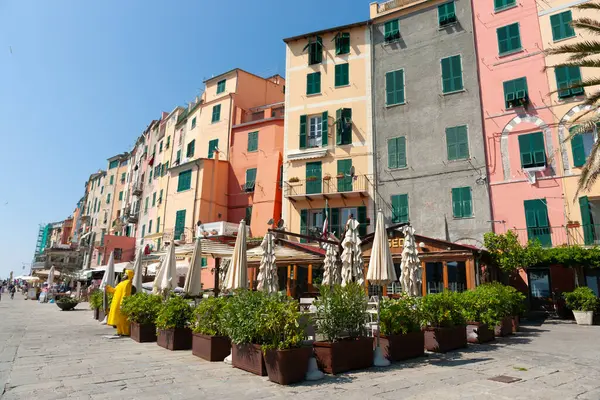 Portovenere İtalya - 27 Nisan 2011; Portovenere limanındaki renkli teras tarzı evler