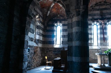 Kilise pencerelerinden geçen güneş ışığı, ibadet ve ibadet odasını aydınlatır. İtalya 'nın Portovenere kentindeki Saint Peter Kilisesi' nde de küçük bir şapel..